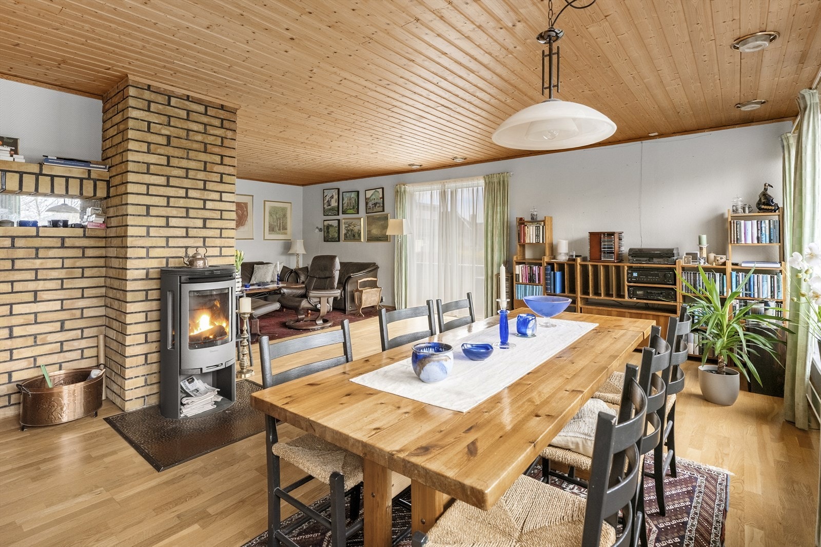 - Stuen har delvis åpen løsning med flere sittegrupper og spisebord - Galleribilde