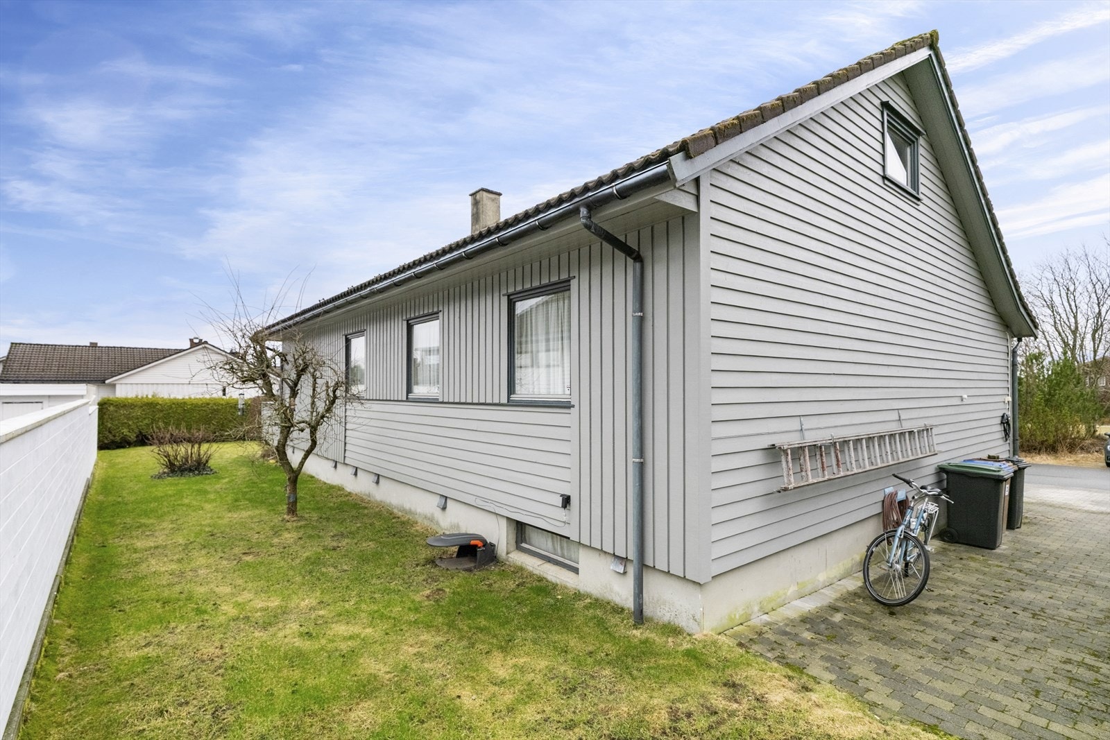 - Hagen er enkel å holde med gode solforhold og hekk som skjermer for innsyn - Galleribilde