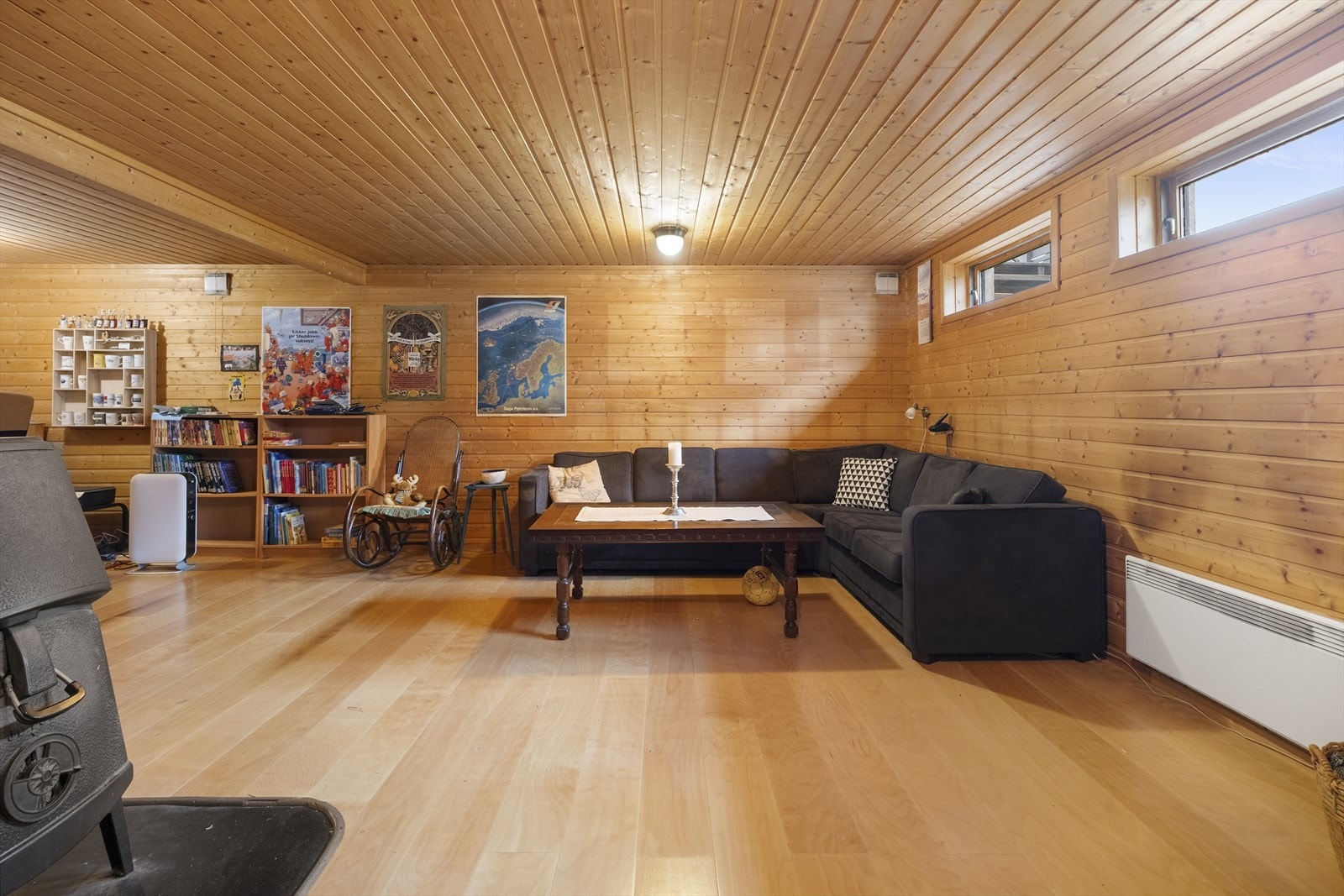 - I underetasjen er det innredet en kjellerstue av god størrelse (godkjent som hobbyrom) - Galleribilde