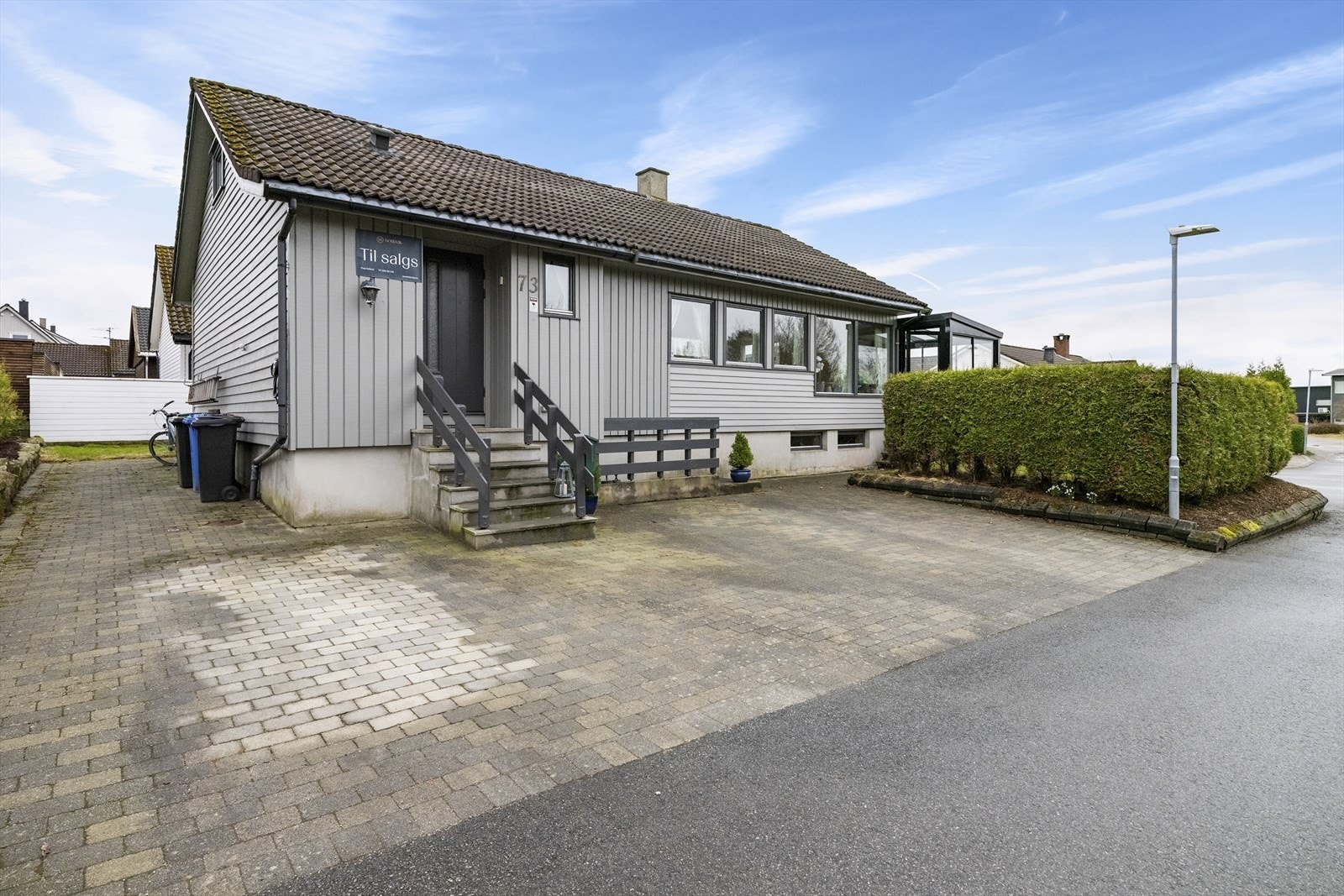 - Stort gårdsrom med elbillader montert på husvegg - Galleribilde