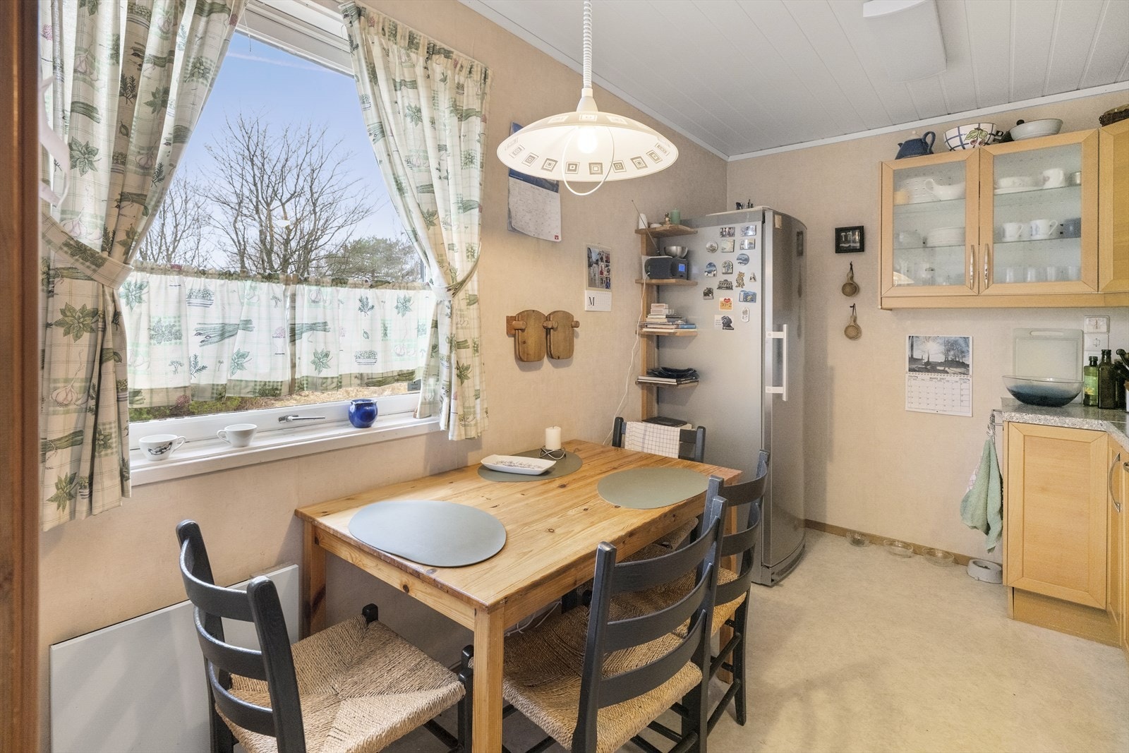 - Plass til frokostbord med god oversikt over barna som rusler til skolen - Galleribilde