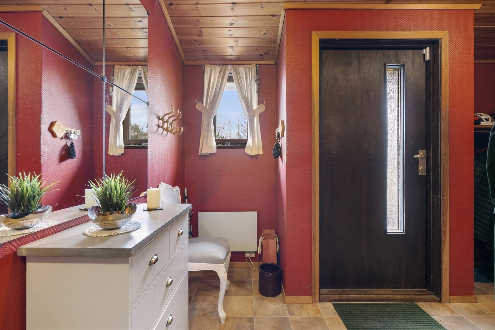 - God plass til å henge fra seg yttertøy og sette fra seg sko - Galleribilde