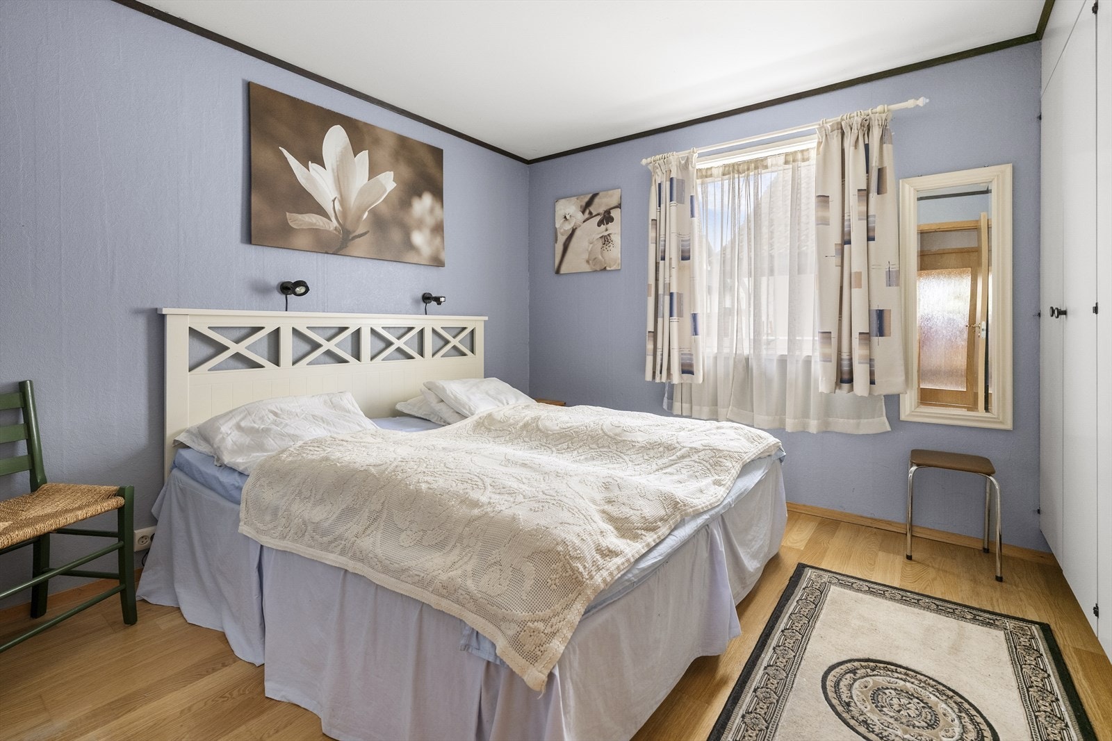 - Hovedsoverom av god størrelse med integrerte skap - Galleribilde