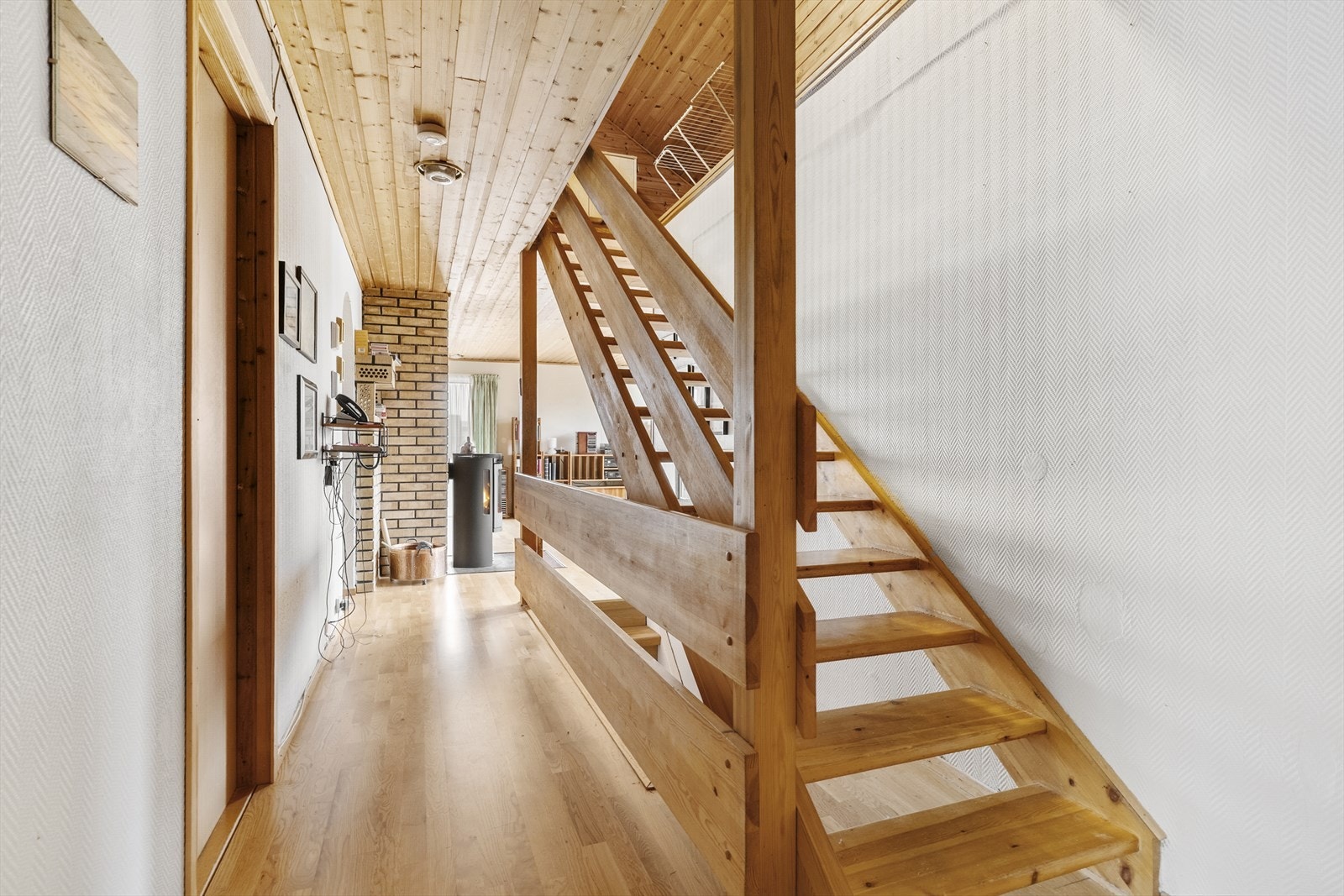 - To soverom, bad og toalett har adkomst fra gang og entré - Galleribilde