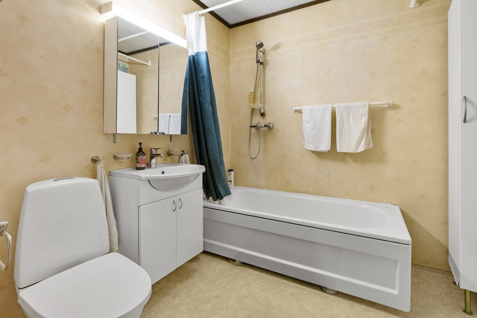 - Badet består av badekar, servant og toalett og er av god størrelse - Galleribilde