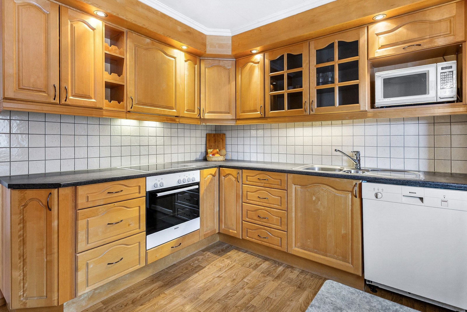 Det er integrert stekeovn og platetopp, samt avsatt plass for kjøleskap og oppvaskmaskin. Galleribilde