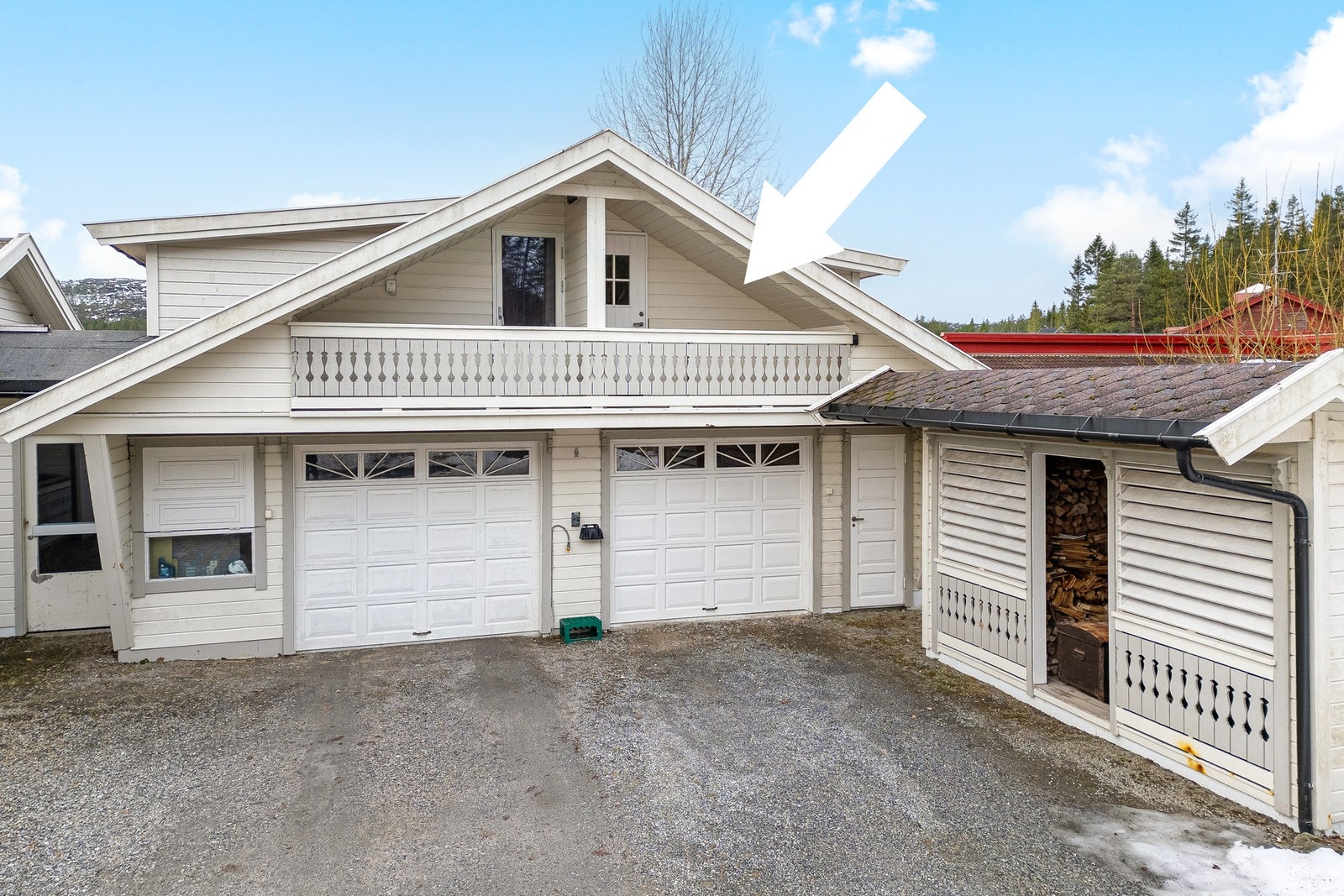 Halvpart garasje som i tillegg til parkeringsplass har loft med gang og 2 rom. Galleribilde