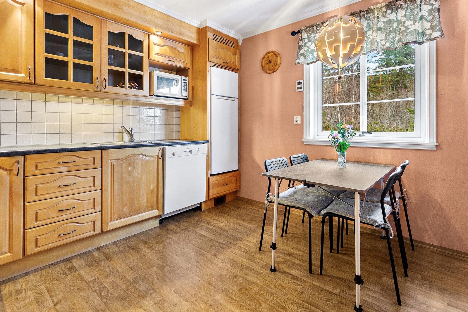 Kjøkken - 10,5 kvm. Her kan man nyte frokosten foran kjøkkenvinduet. Galleribilde