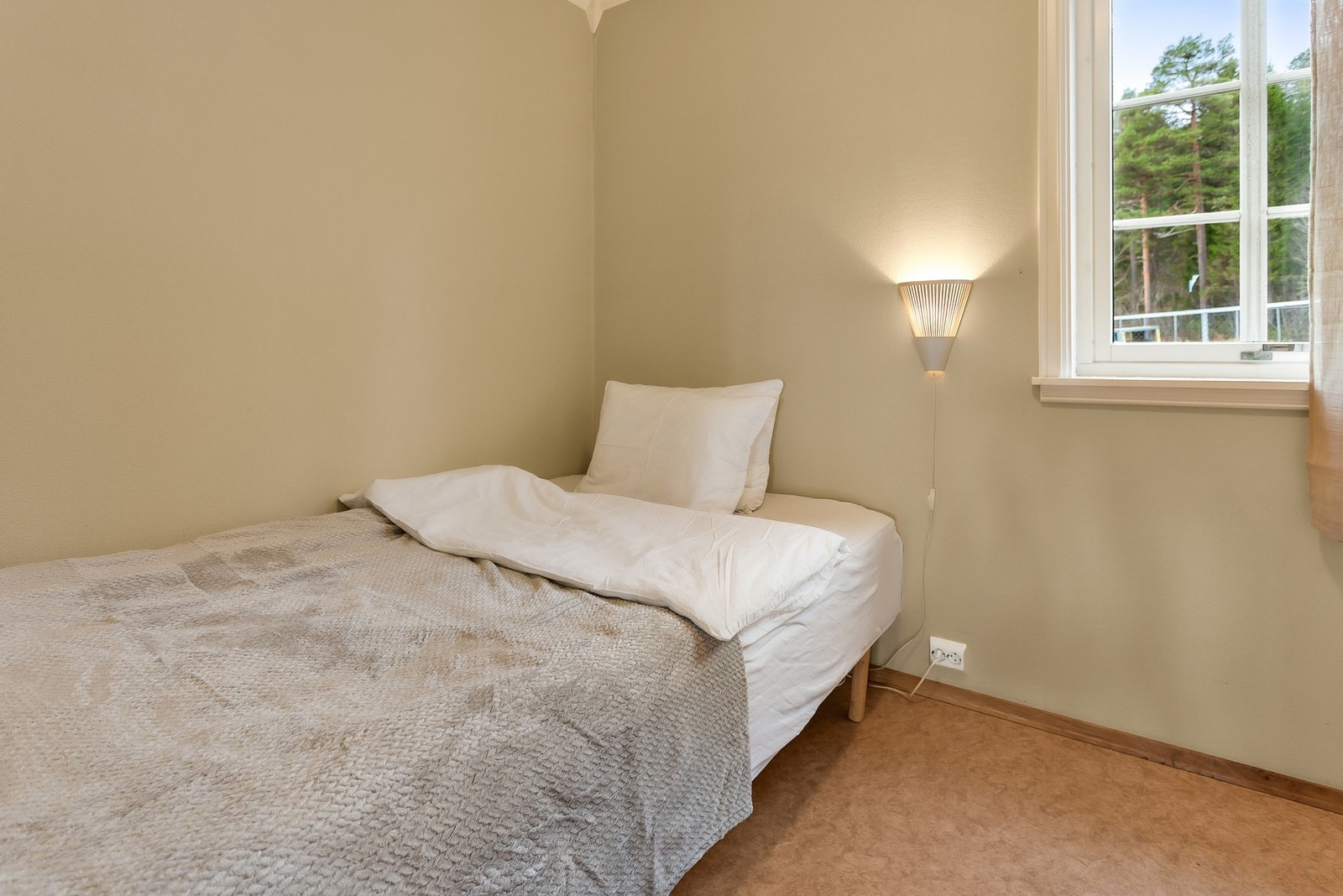 Rom benyttet til soverom. Soverommet tilfredsstiller ikke gjeldende krav til rom for varig opphold som er minimum 15 m³ volum. Kjøper overtar ansvar og risiko knyttet til dette. Galleribilde