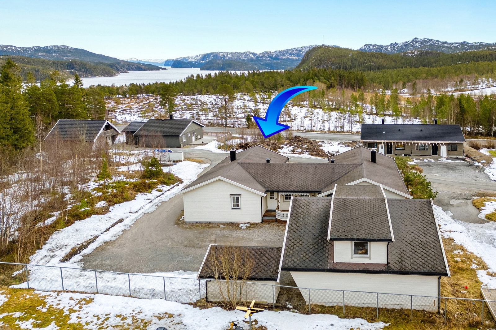 Tomten måler 869 kvm. Gruslagt gårdsplass. Galleribilde