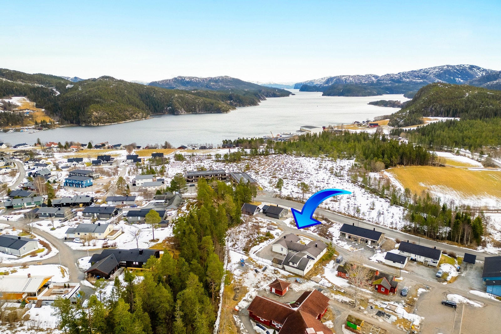 Beliggende i etablerte omgivelser på Kolvereid med 5 min gangavstand til sentrum, skole og off. tjenester, kommunal barnehage i samme boligfelt. Galleribilde