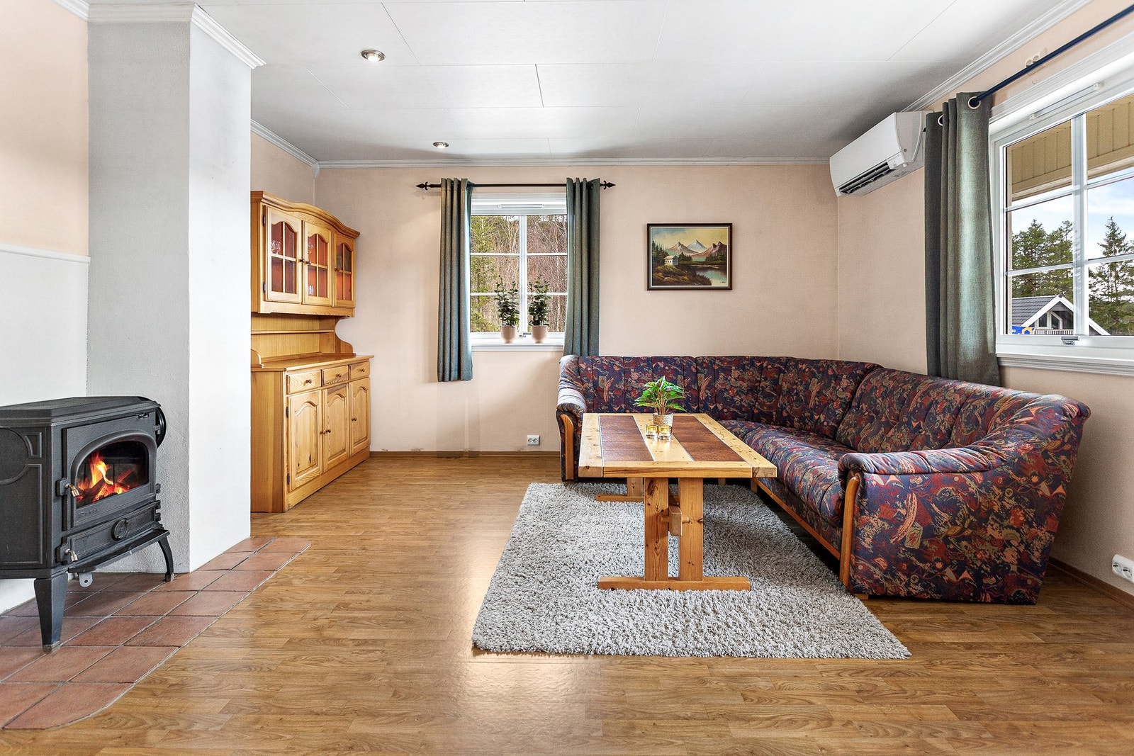 Boligen har oppvarming fra vedfyring, varmepumpe(2012) og elektrisitet. Galleribilde