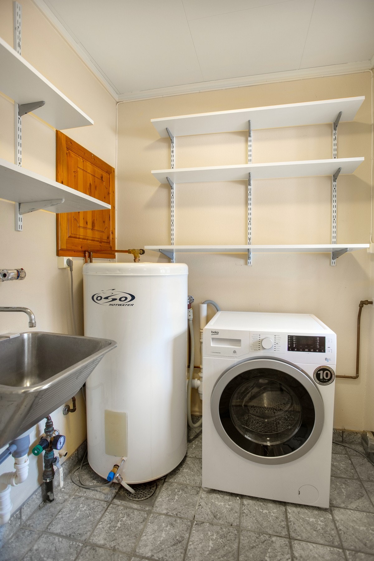 Vaskerommet ligger i praktisk tilknytning til entré. Utstyrt med utslagsvask og opplegg for vaskemaskin. Galleribilde