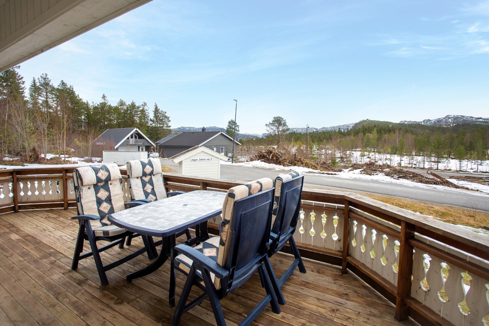 Fra stuen er det utgang til terrasse på 18,5 kvm. Galleribilde