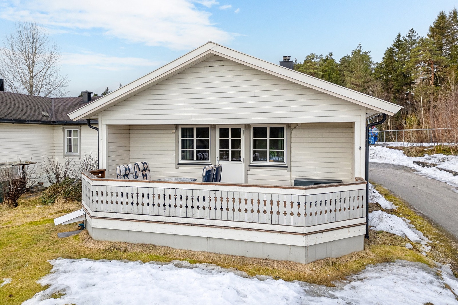 Hyggelig terrasse hvor en kan nyte sommerdagene. Galleribilde