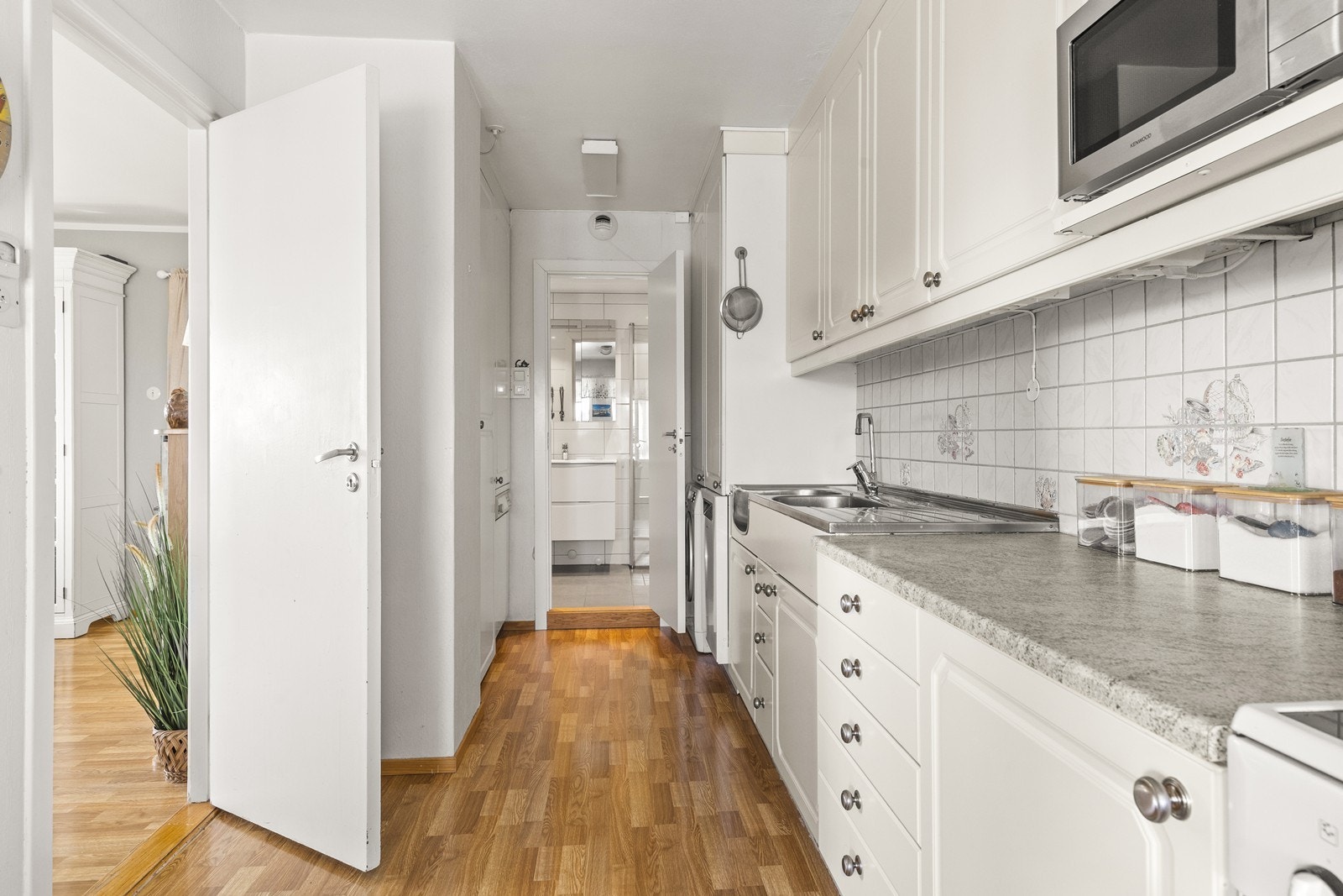 Kjøkkenet har mekanisk ventilator med avtrekk ut til den innglassede balkongen. Galleribilde