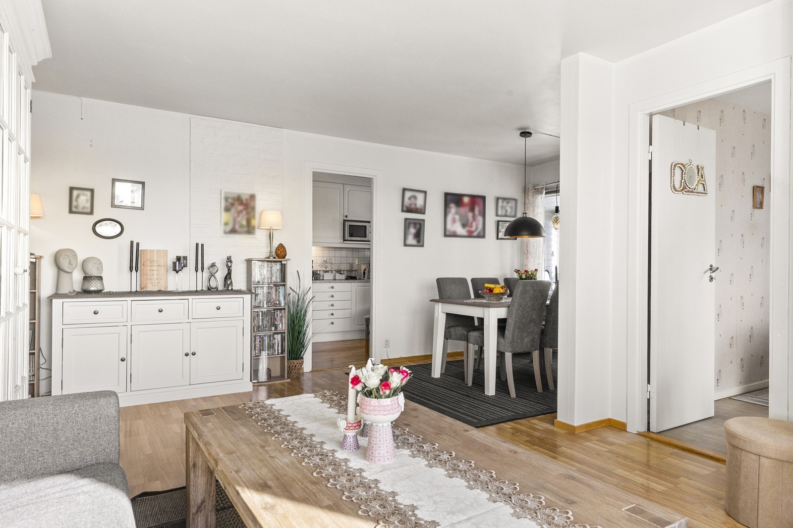 Fra stuen er det enkel tilgang til både kjøkken og soveromsavdeling. Galleribilde