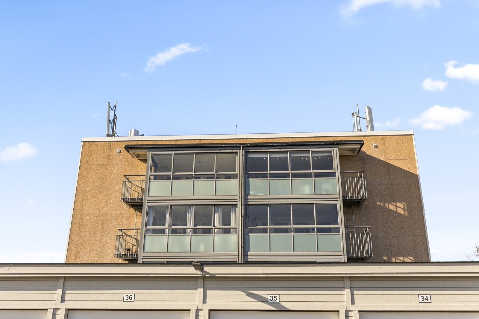 Balkongene ble rehabilitert og innglasset i 2010, noe som gir fasaden et moderne preg. Galleribilde