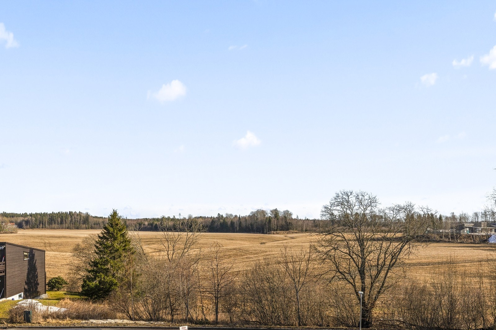 Fra leiligheten er det gangavstand til butikk, skole og barnehage. Coop Extra ligger kun 4 minutter unna. Galleribilde