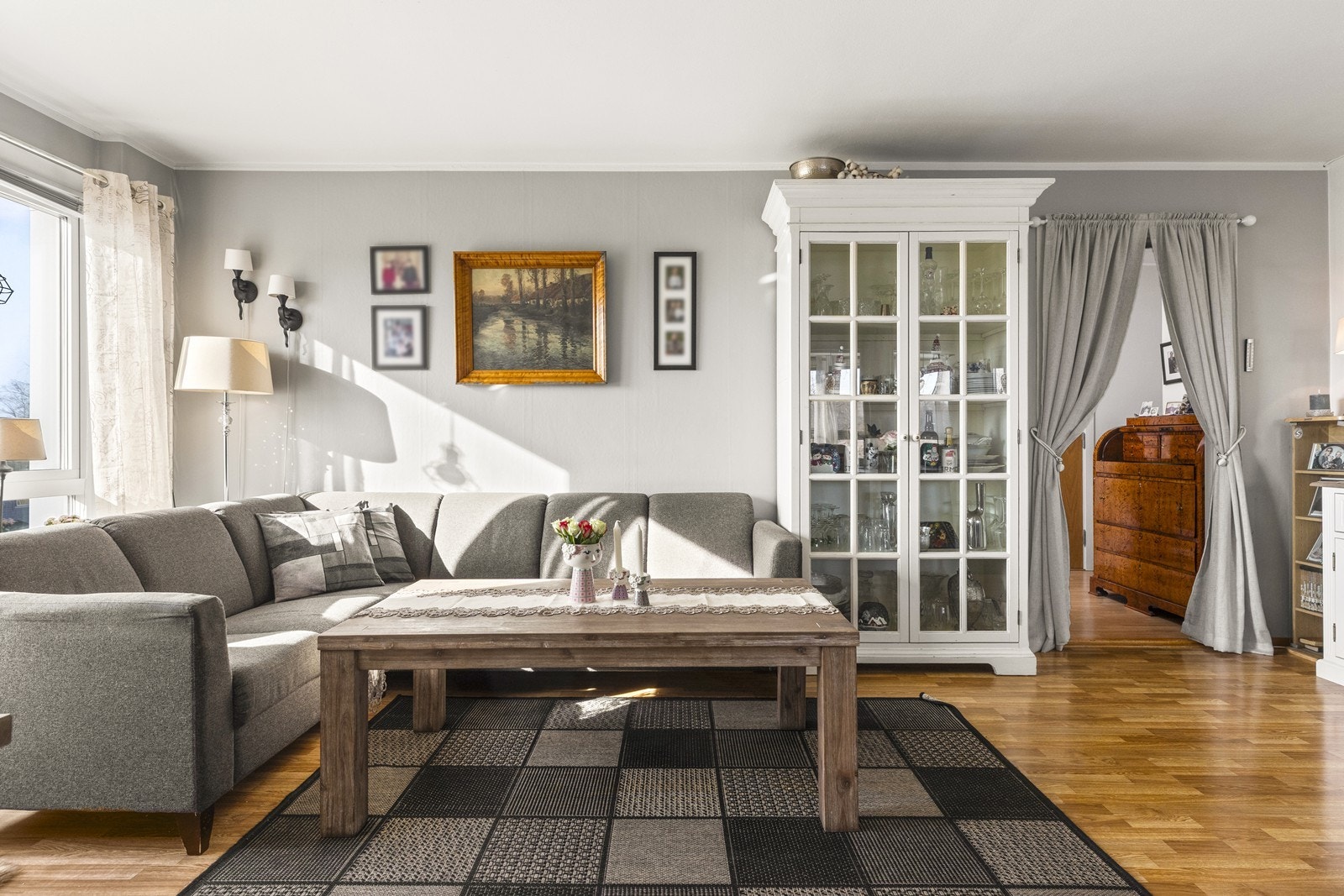 Vinduene i stuen er fra 2012 og har 3-lags glass, som gir god isolasjon. Galleribilde