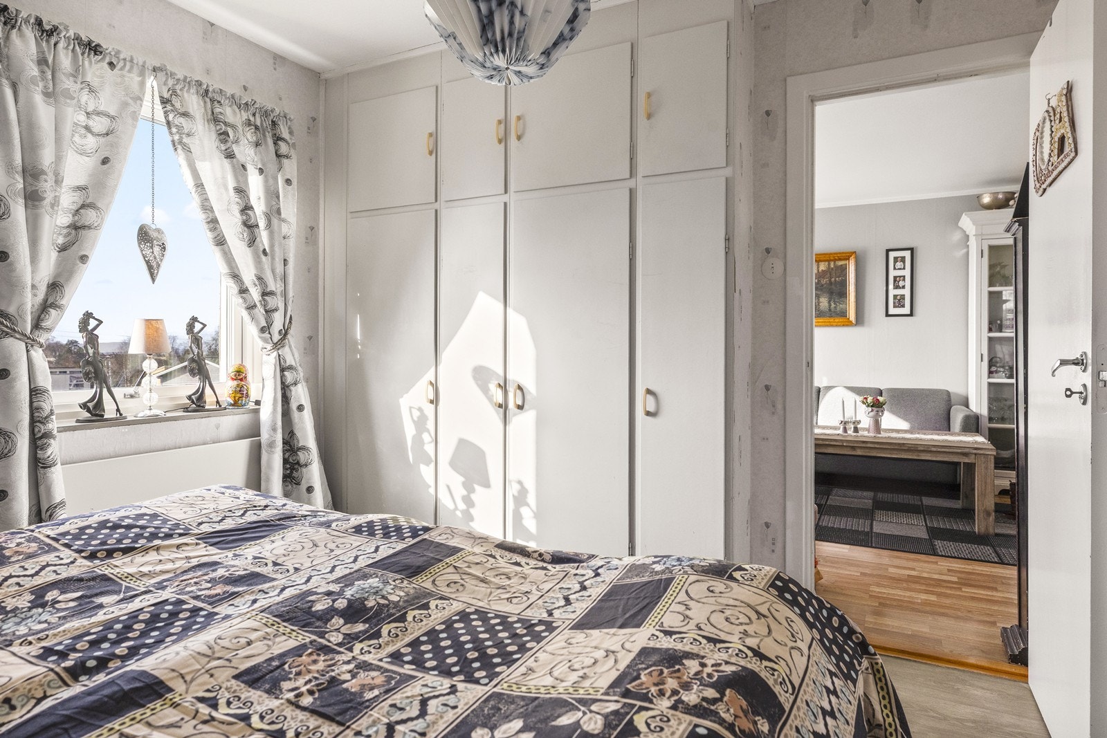 Rikelig med garderobeplass i integrerte skap. Gulvet på dette rommet ble lagt nytt i 2022. Galleribilde