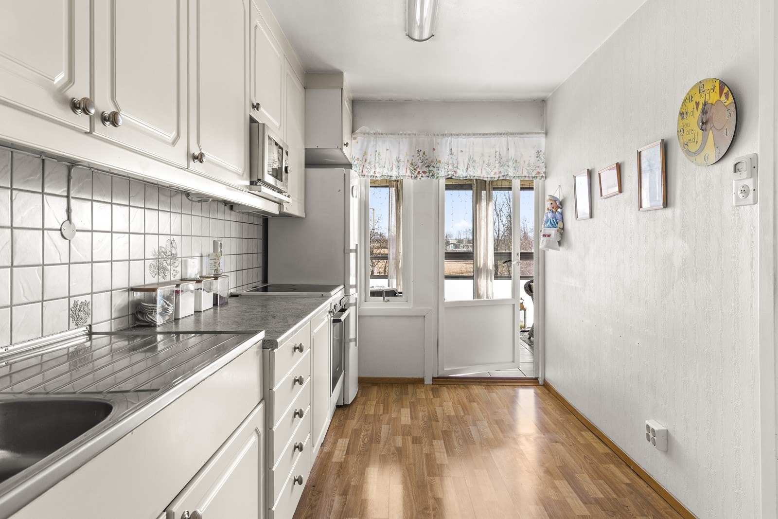 Praktisk kjøkken med godt med skapplass og laminert benkeplate. Automatisk lekkasjesikring er installert. Galleribilde