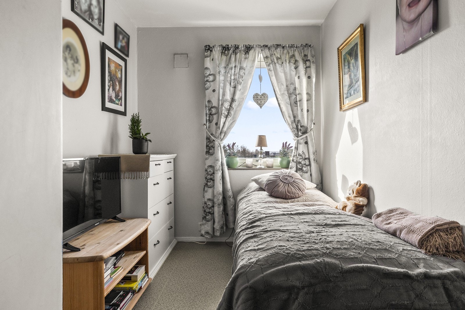 Leilighetens andre soverom passer utmerket som barnerom, gjesterom eller kontor. Galleribilde