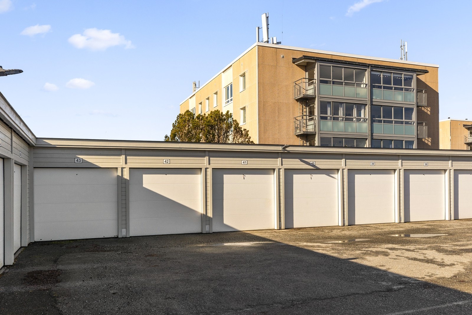 Garasjerekken ble oppført i 2018. Det er også gode muligheter for gateparkering i området. Galleribilde