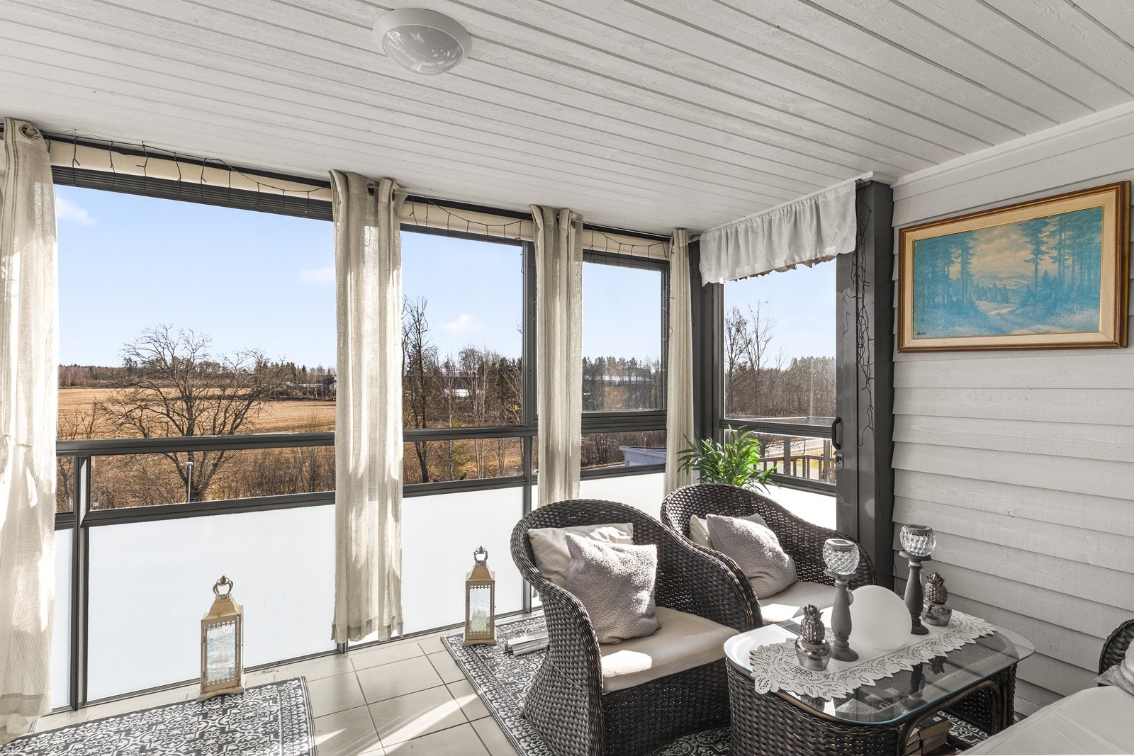 Den sørøstvendte, innglassede balkongen på nesten 14 m² fungerer som et ekstra rom store deler av året. Galleribilde