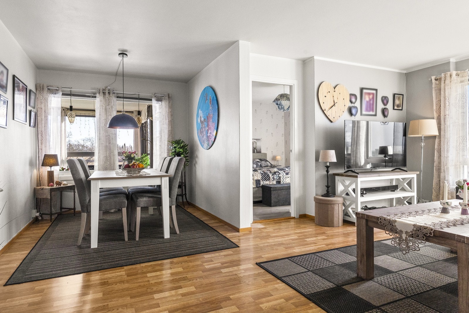 Stuen er romslig og har plass til både sofagruppe og en egen spiseplass. Galleribilde