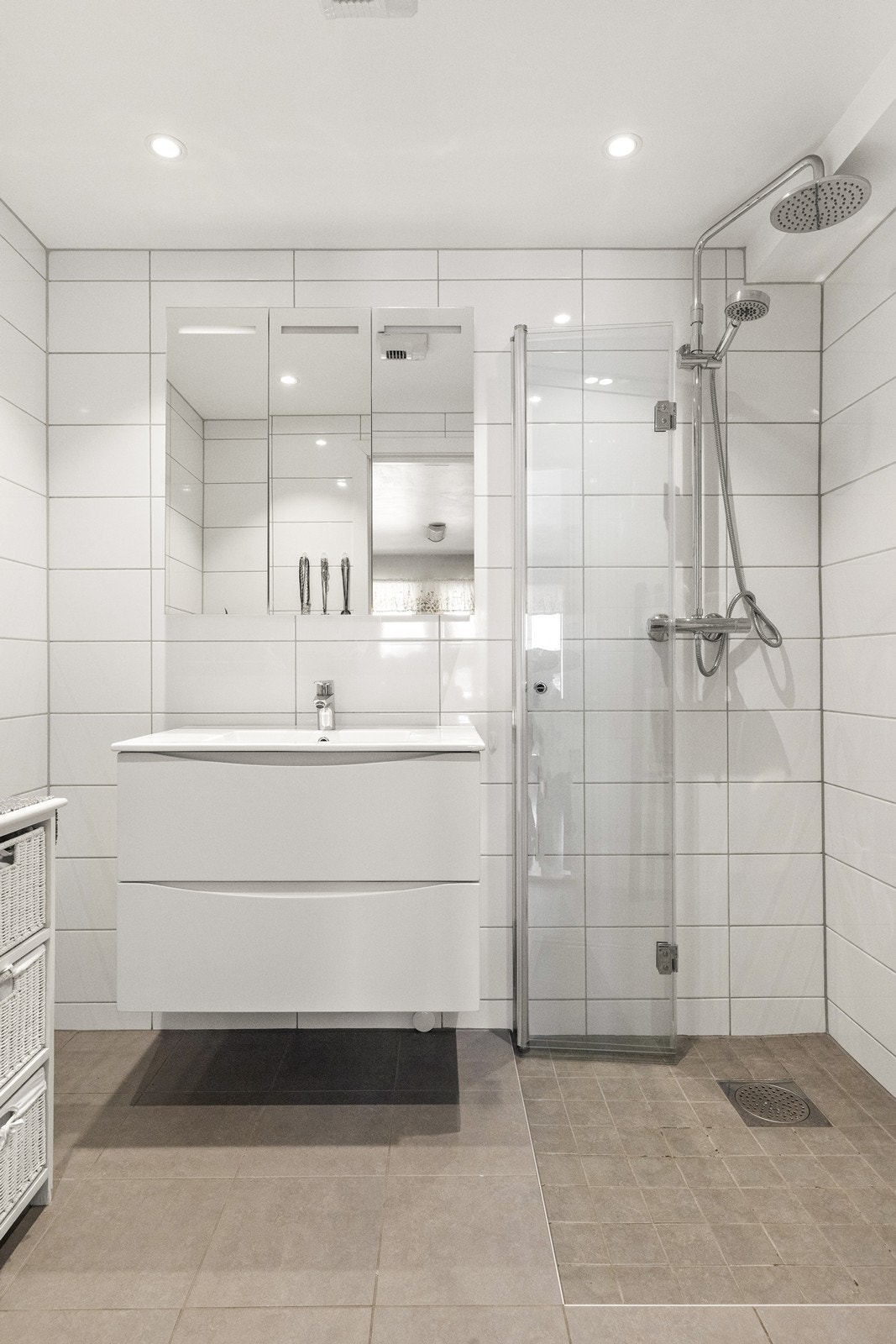 Badet ble oppgradert i 2022 med fliser, gulvvarme og downlights. Her er det også opplegg for vaskemaskin. Galleribilde