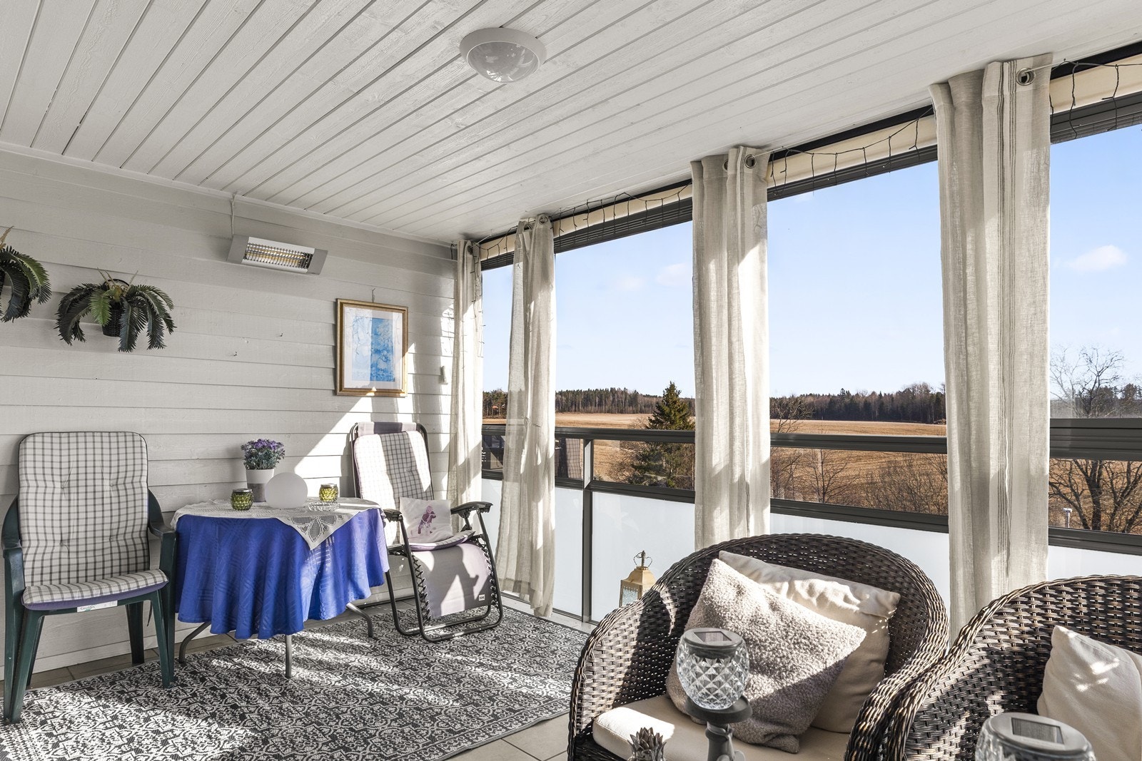 Balkongen er utstyrt med stråleovn, lys og utekontakter, og har flislagt gulv. Galleribilde