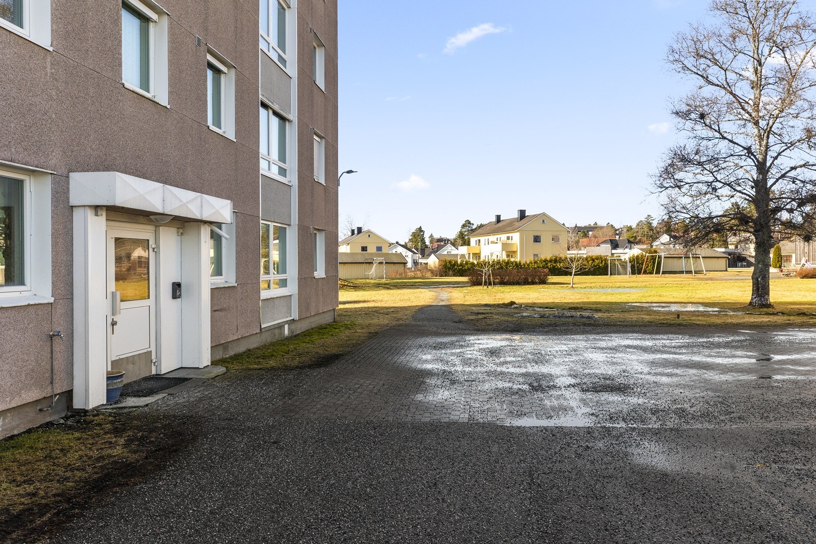 Eiendommen har opparbeidede fellesarealer med gressplen og beplantning. Galleribilde