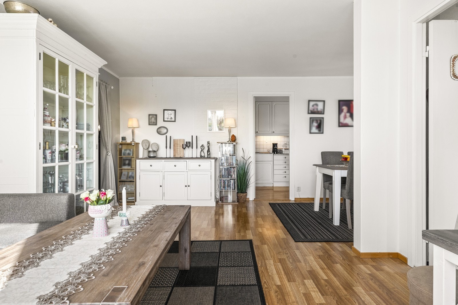 Gjennomgående laminatgulv binder rommene sammen på en helhetlig måte. Galleribilde