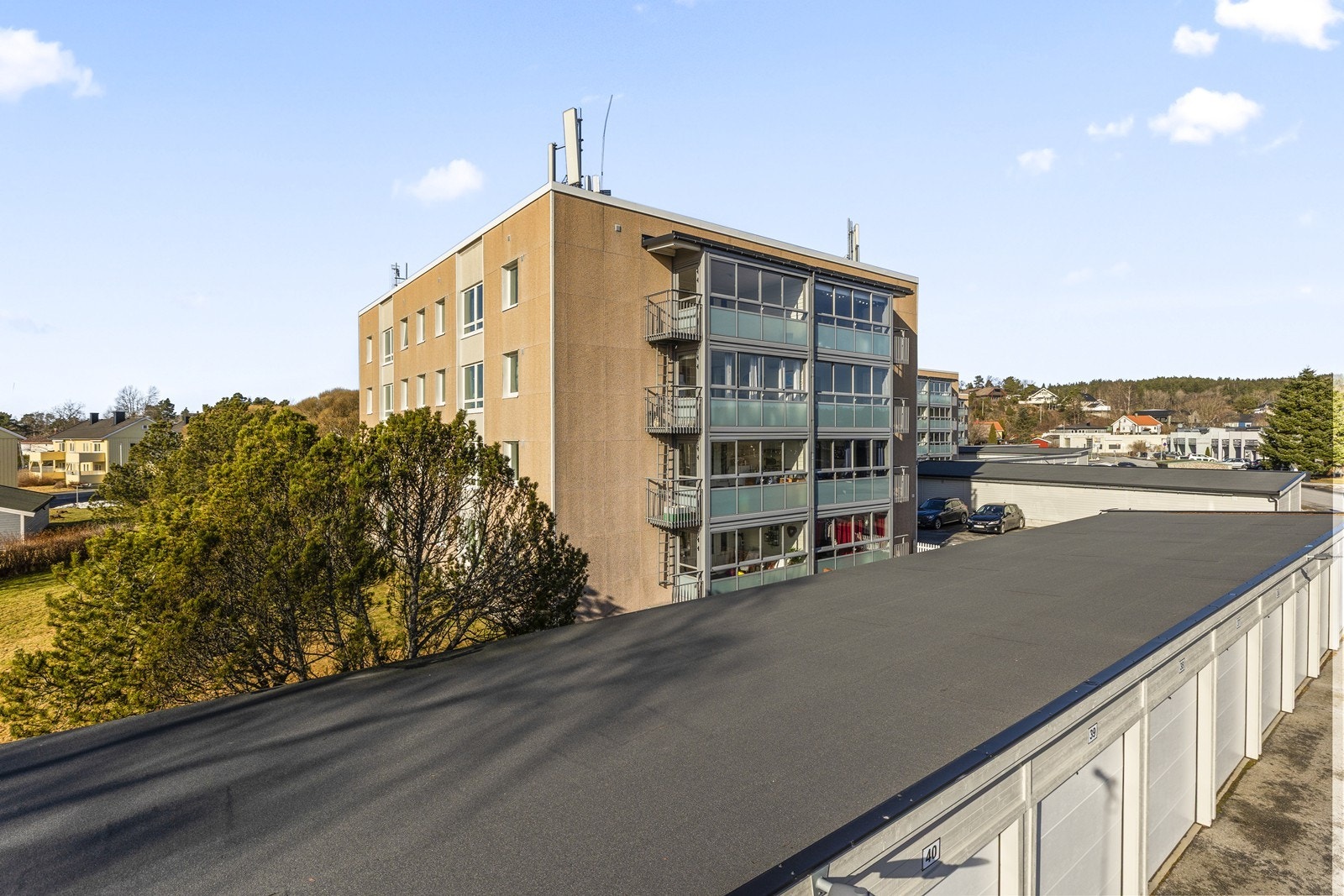 Boligblokken er oppført i betongkonstruksjon i 1966. Galleribilde