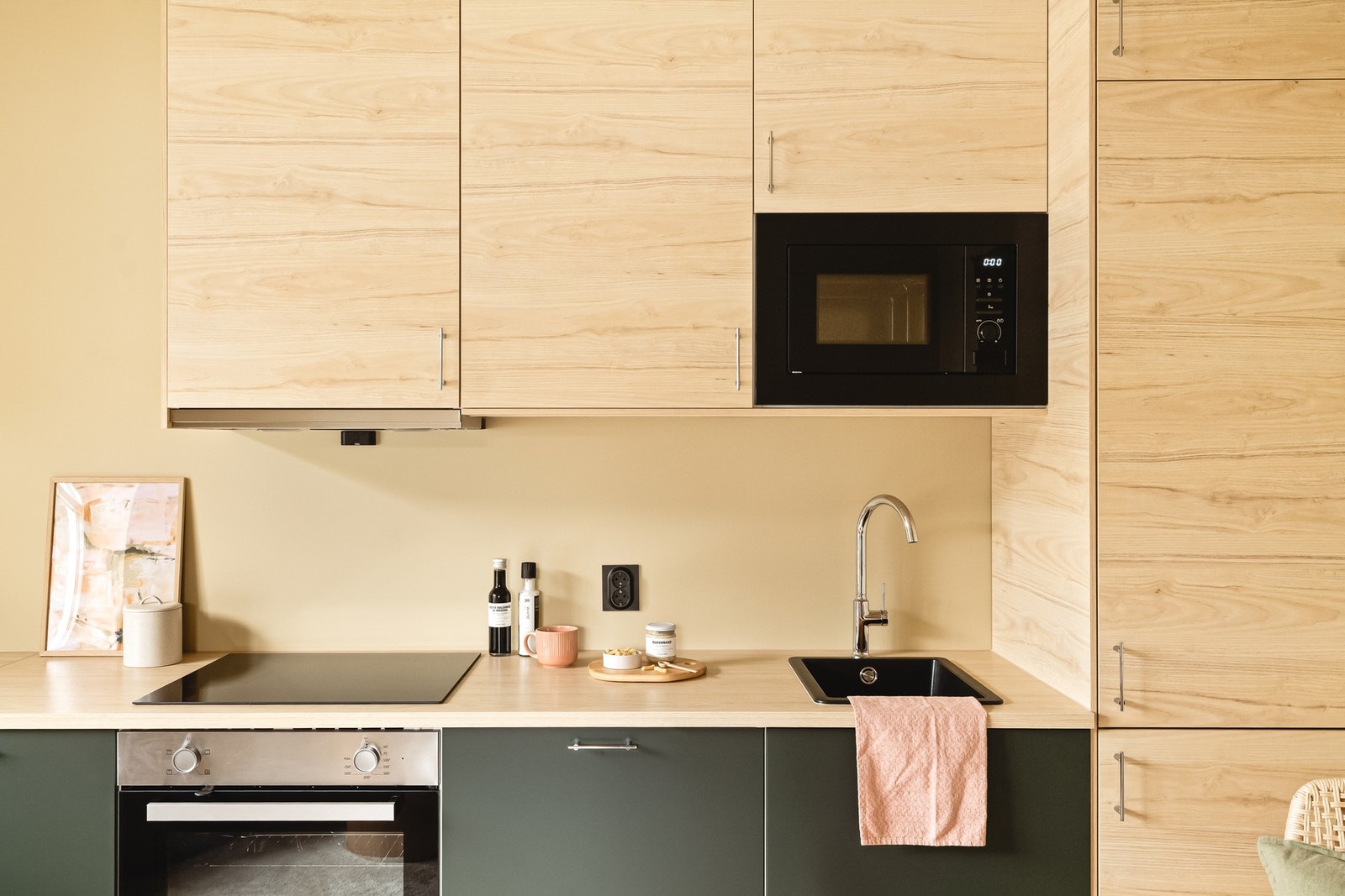 Kjøkkenet har slette moderne fronter, oppvaskkum og ventilator. Det er benyttet laminat benkeplate, over benkeplaten er det malt flate. Galleribilde