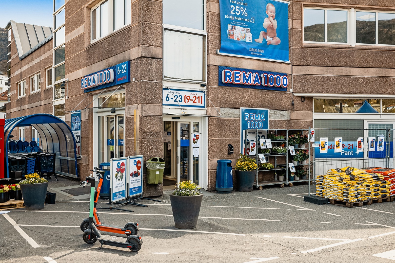 Det er kort vei til dagligvarehandel enten ved Rema 100, Kiwi eller Bunnpris. Galleribilde