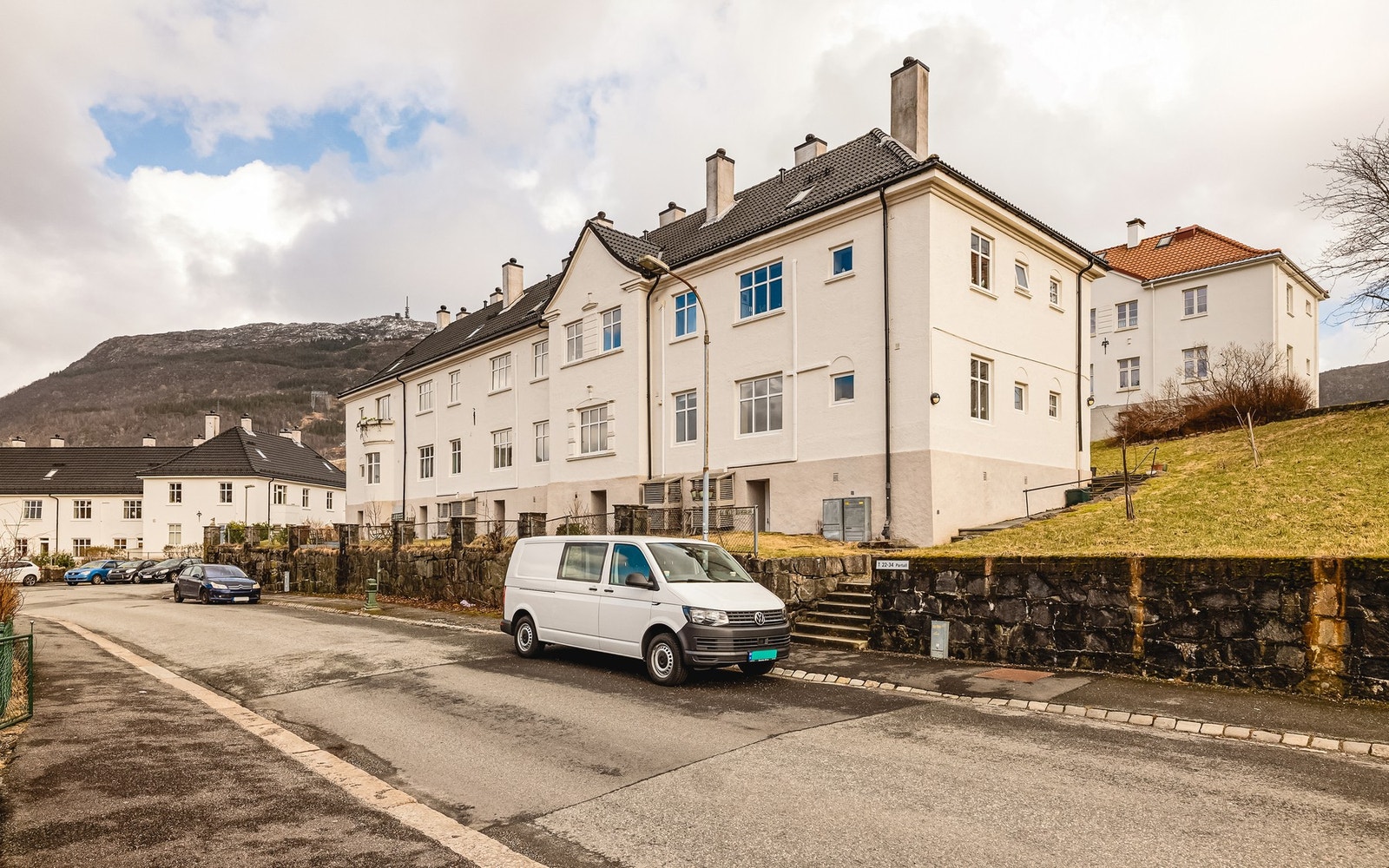 Svaneviksveien ligger i et etablert og meget sentralt boligområde på grensen mellom Minde og Kronstad. Galleribilde