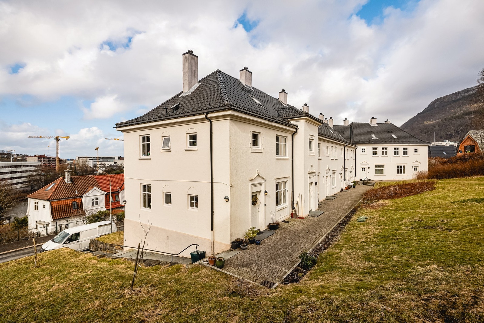 Fra boligen er det gang- og sykkelvei til Bergen sentrum. Galleribilde