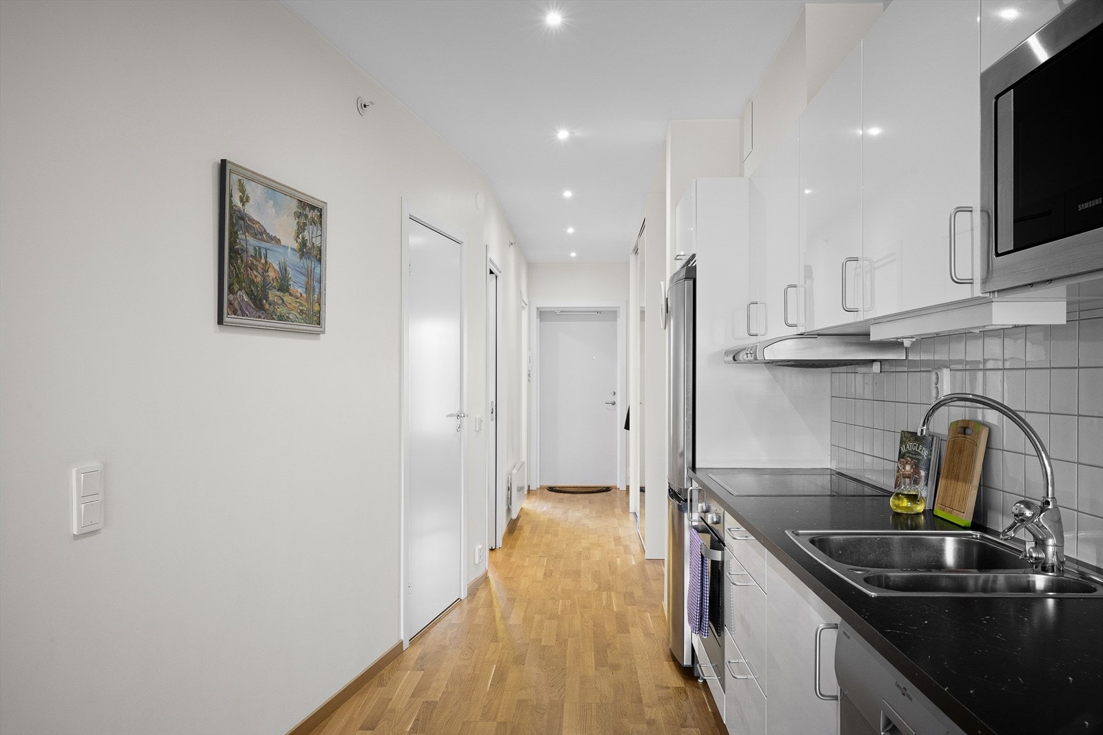 Fra kjøkken mot gang - downlights i tak Galleribilde