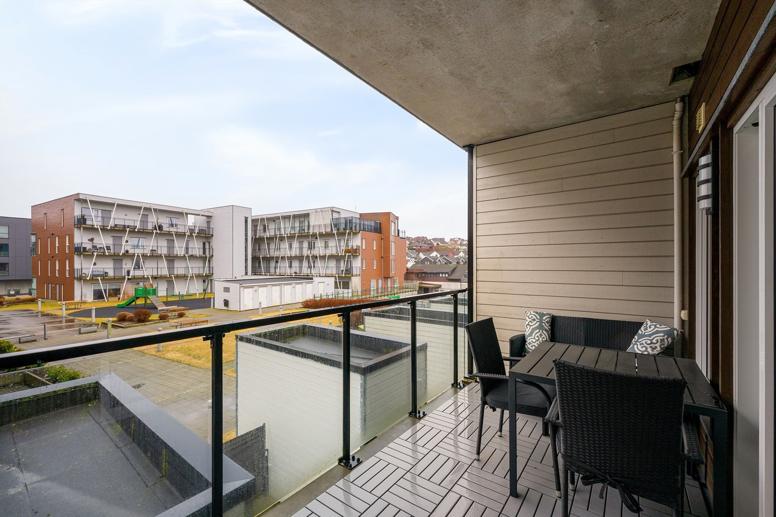 Solrik balkong med utsikt mot felles tun Galleribilde