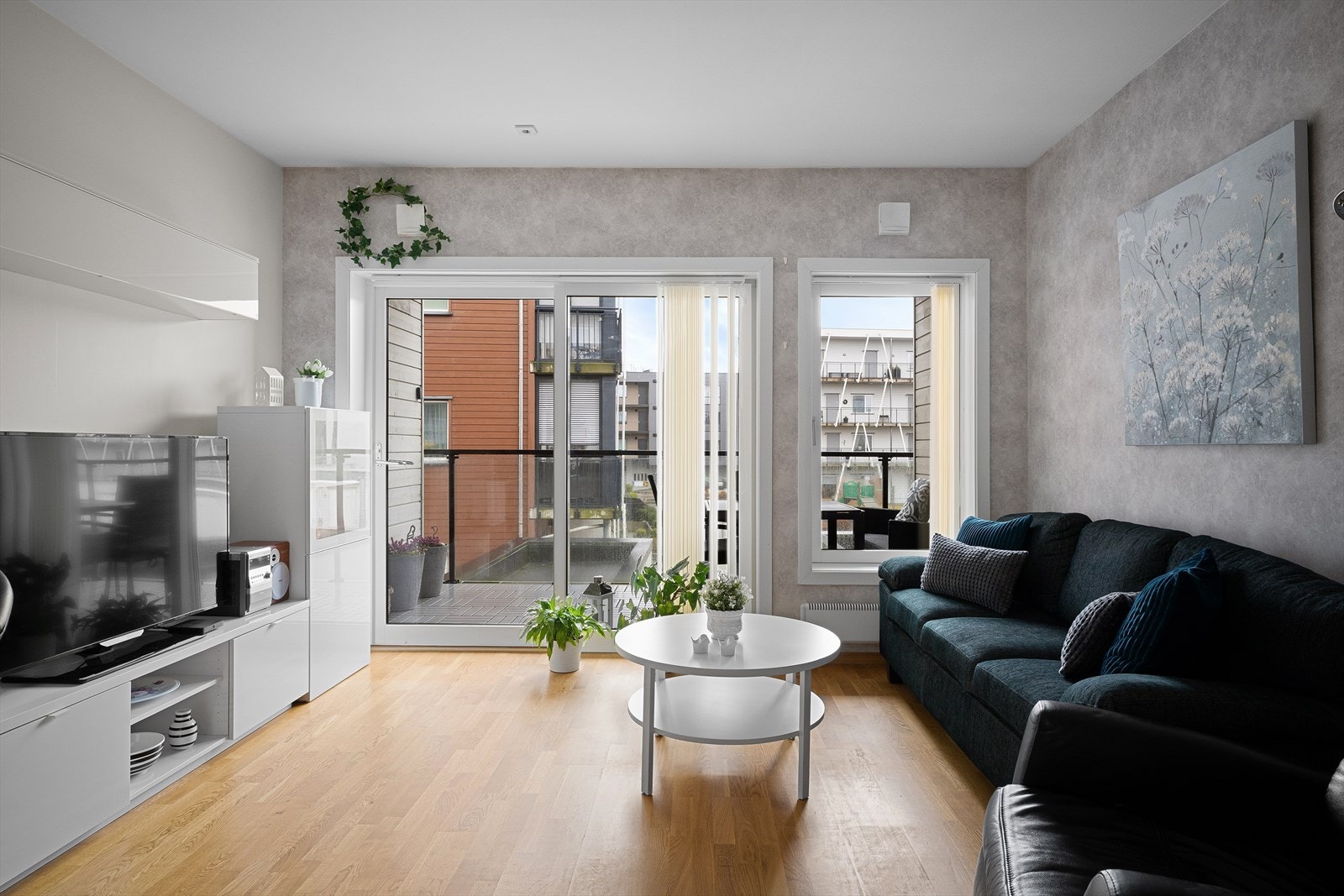 Store vindusflater - utgang til balkong på ca 8 kvm. Galleribilde