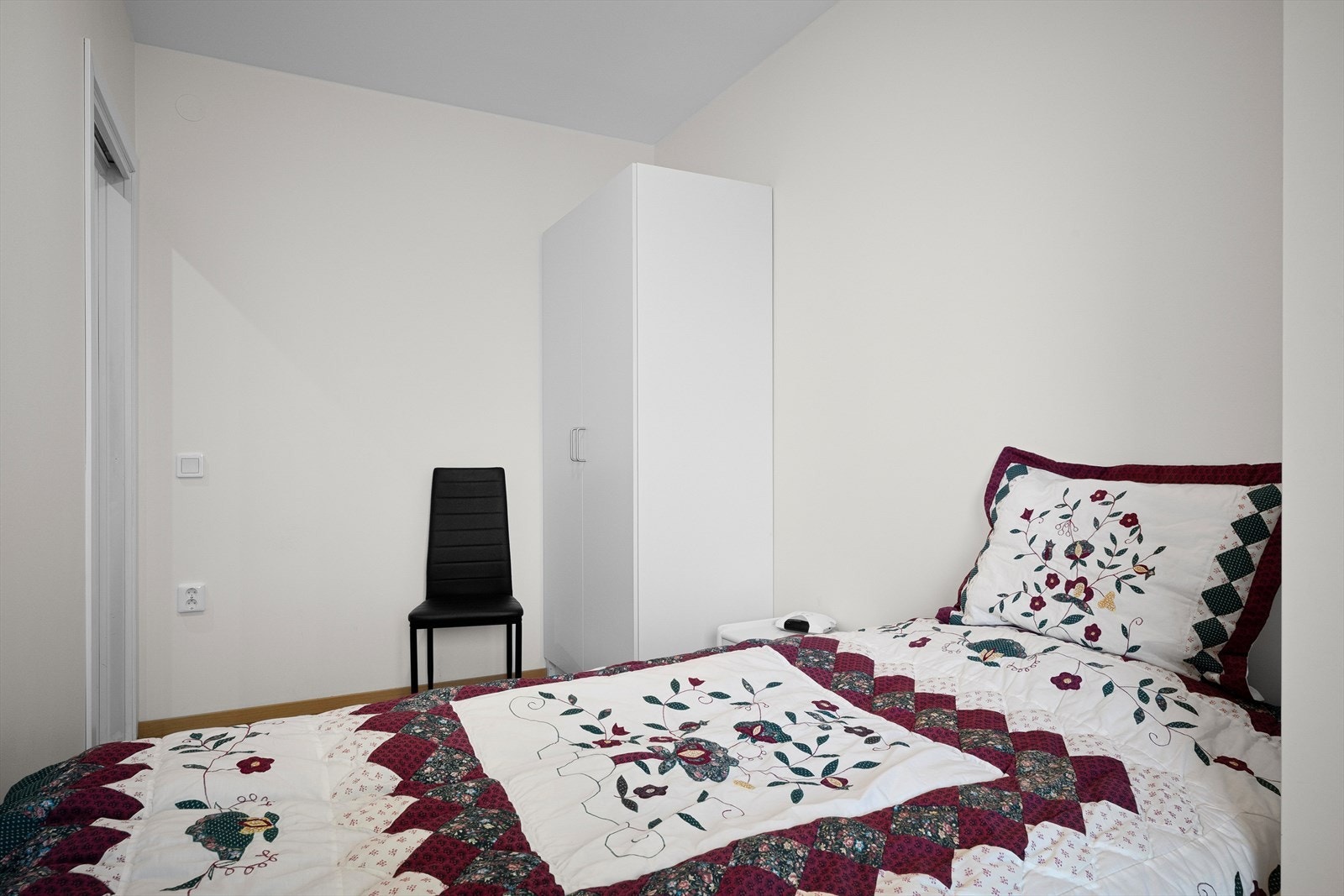 Soverommet har god størrelse og bra garderobeplass Galleribilde