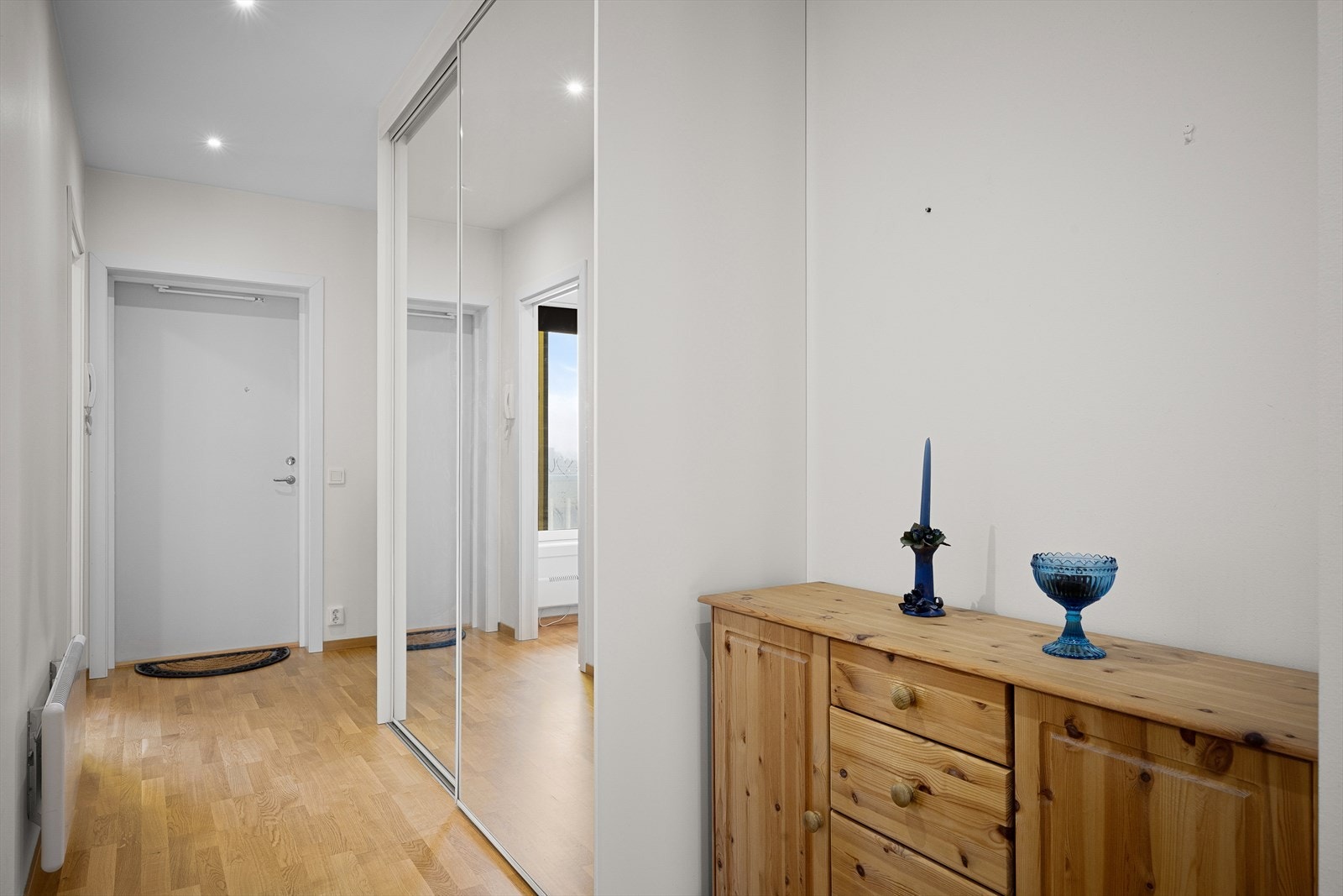 Entré /gang med stor og praktisk skyvedørsgarderobe Galleribilde