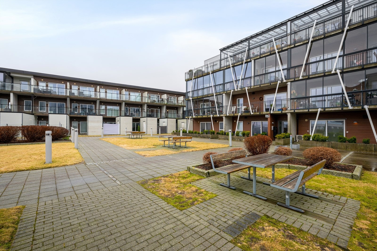 Opparbeidet med felles tun med lekeapparater, benker og plen. Galleribilde