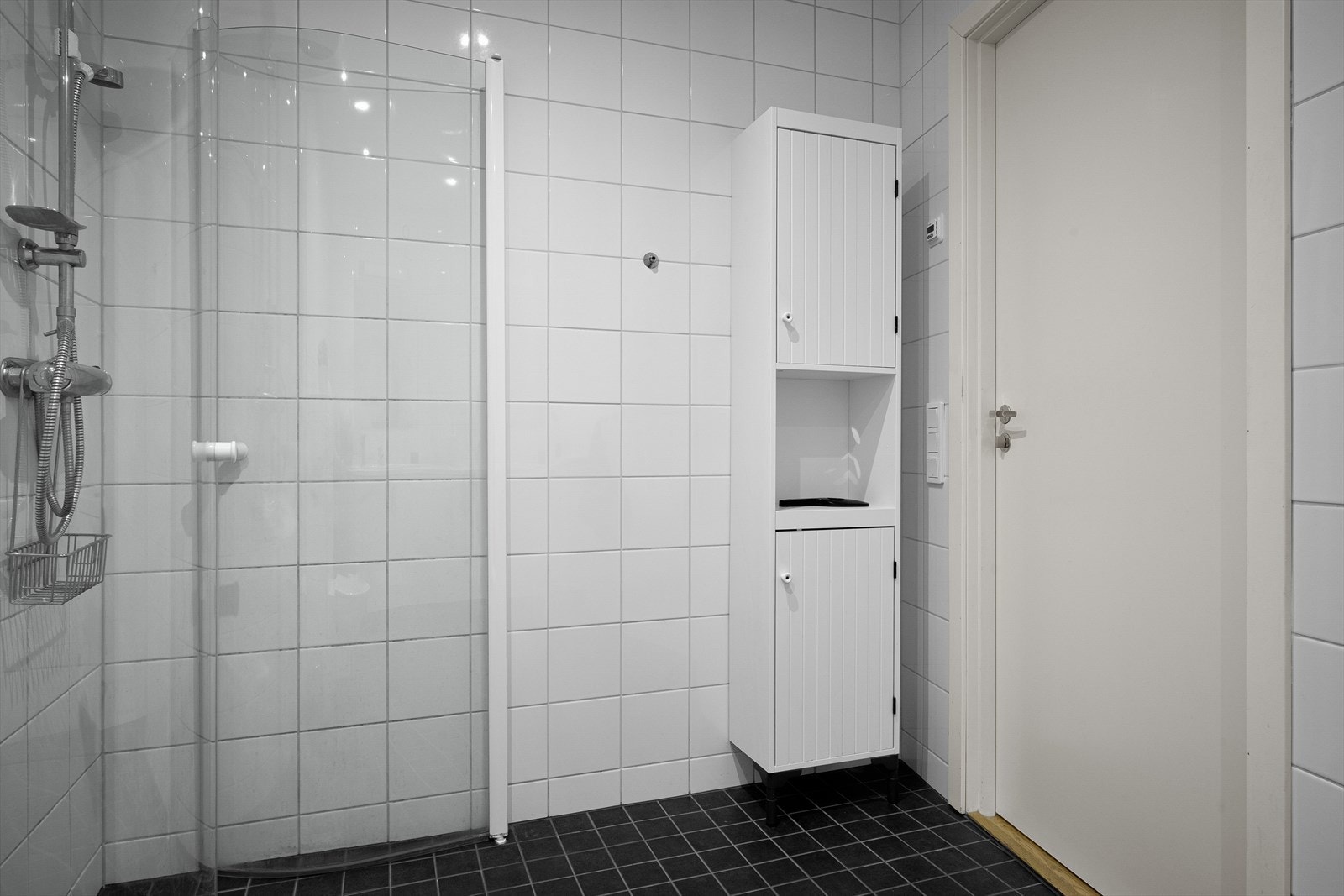 Pent og tidløst, helfliset bad med varmekabler på gulv Galleribilde