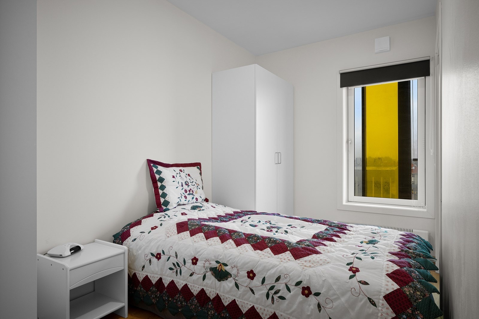 Soverommet har god størrelse og bra garderobeplass Galleribilde