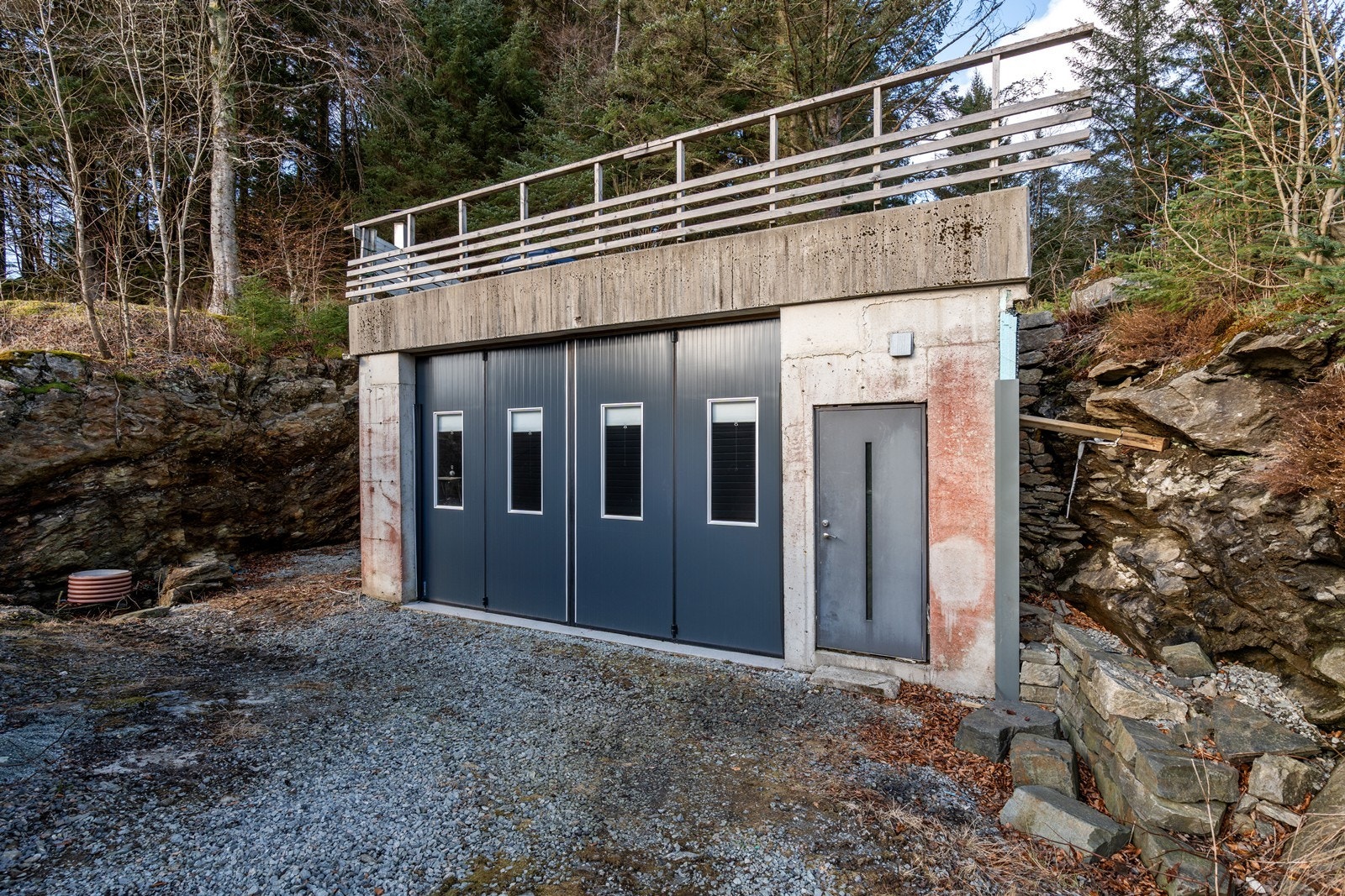 Garasje er av industrikvalitet og tåler bilparkering på tak Galleribilde