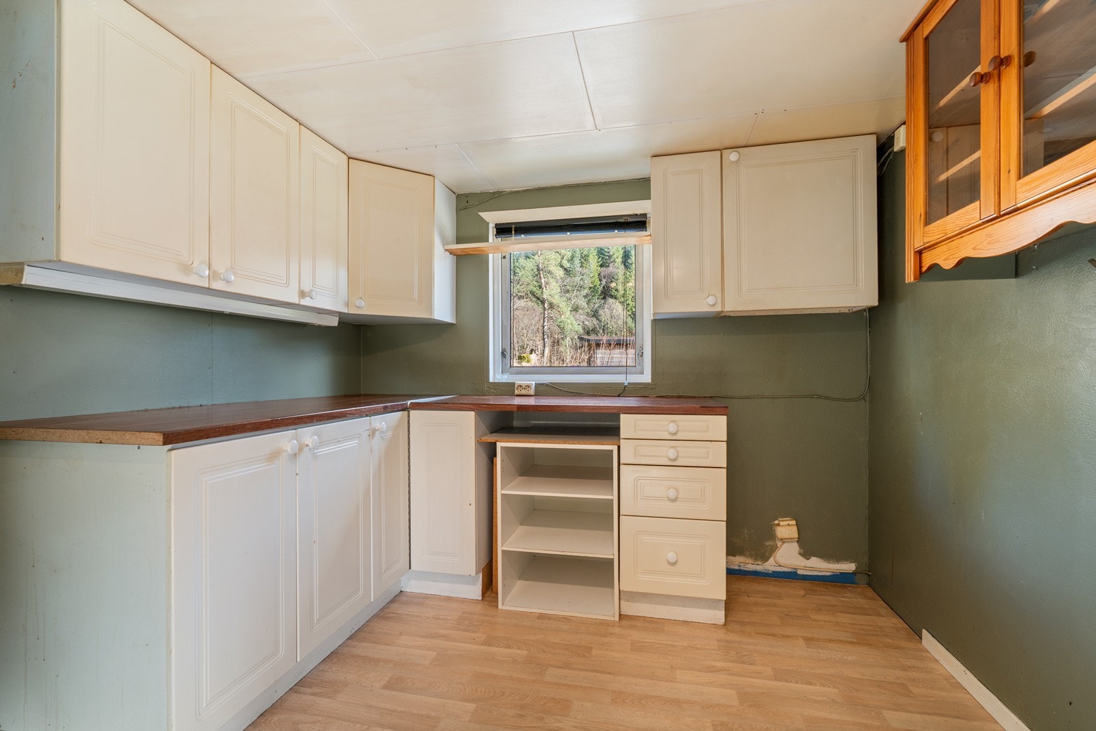 Kjøkken med god skap- og benkeplass Galleribilde