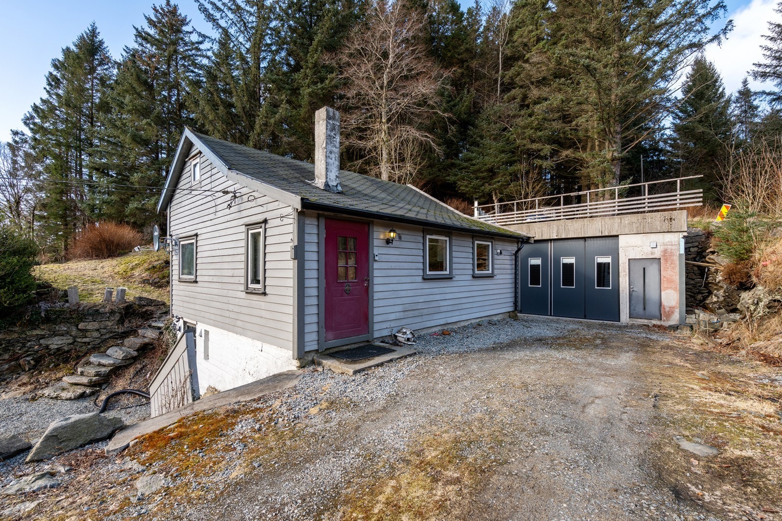 Gårdsrom og nyere, flott garasje i bakkant Galleribilde